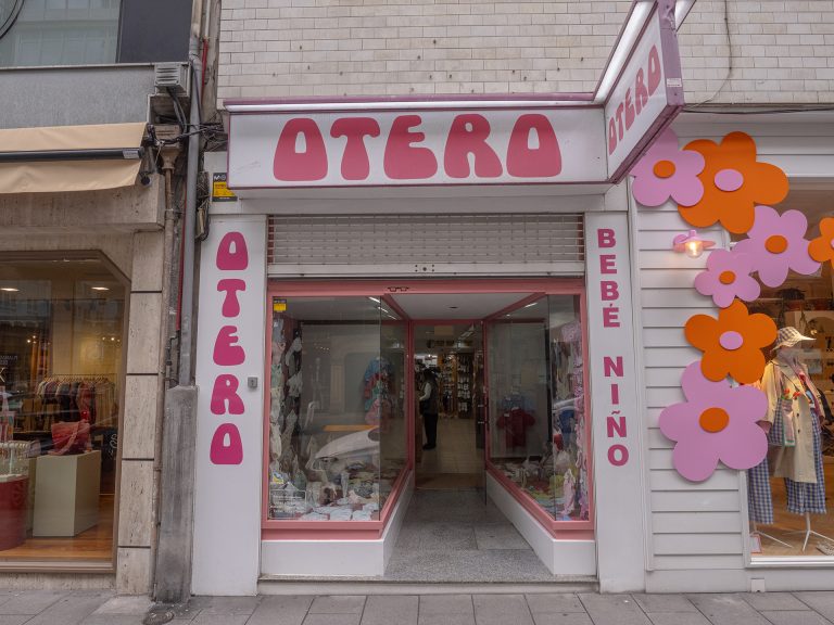 La fachada de Otero Niño y Bebé en A Coruña